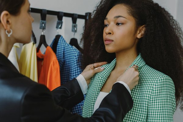 Élégance estivale : les incontournables sandales les tropéziennes par m. belarbi