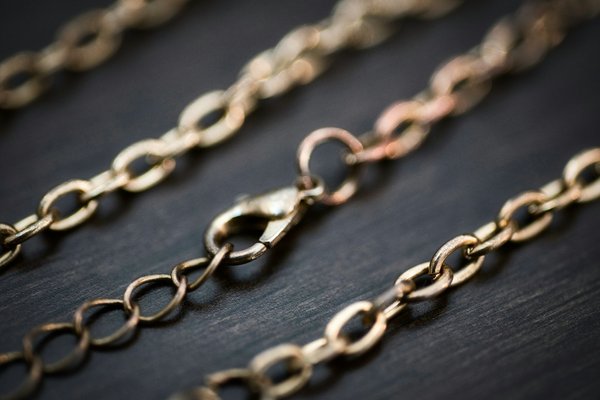 Collier lettre : le cadeau personnalisé qui fait chavirer les cœurs